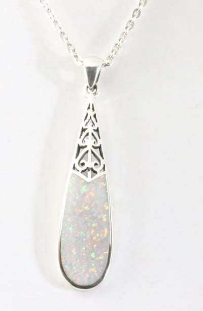 Lange druppelvormige zilveren hanger met welo opaal aan ketting