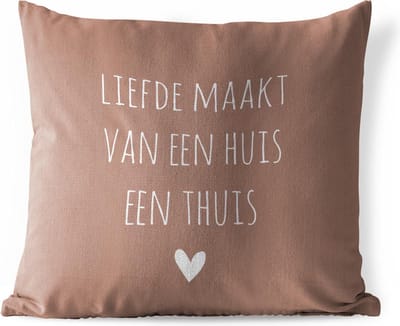 Sierkussen Buiten - Spreuken - Liefde maakt van een huis een thuis - Quotes - 60x60 cm - Weerbestendig