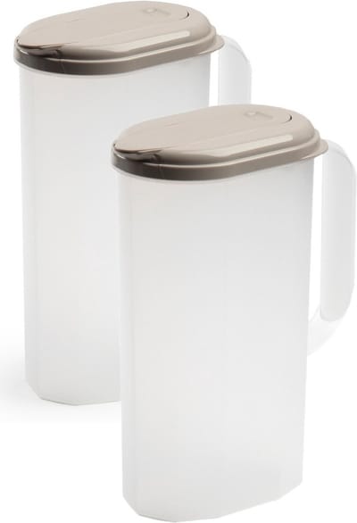 Plasticforte Waterkan met deksel - 2x stuks - 2 liter - taupe/ transparant - kunststof - smalle schenkkan die in de koelkastdeur past