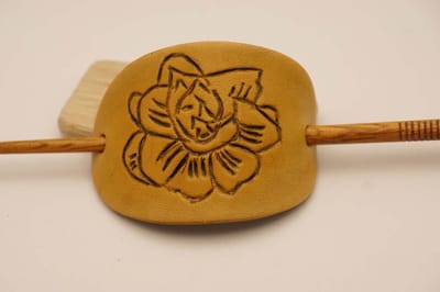 leren haarspeld + stokje beige van een grote bloem - sierlijke met de handgemaakte haarspeld - haarspeld beige met bloem - vrouwelijke haarspeld - stevige haarspeld - haarspeld die niet snel breekt - haarspeld van natuurlijk leer