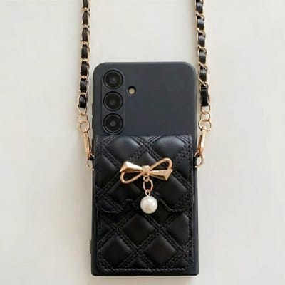 Zwart telefoon hoesje geschikt voor Samsung Galaxy S24– backcover voor dames – doorgestikt lederlook design – goudkleurige strik met parel – hoesje met schouderkoord