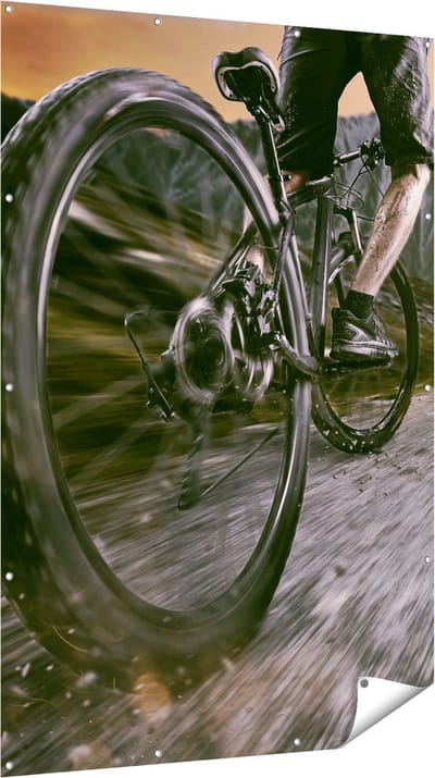 Gards Tuinposter Moutainbike Fietser in de Bergen - 120x180 cm - Tuindoek - Tuindecoratie - Wanddecoratie buiten - Tuinschilderij