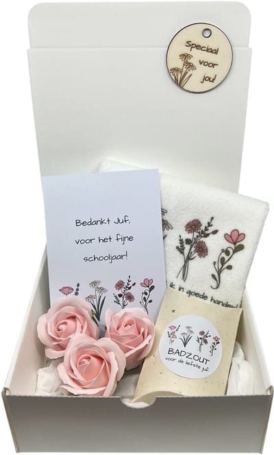 Geschenkbox Juf | ROZE | BADZOUT | handdoekje | zeepbloemen | liefste juf | einde schooljaar | kleine attentie | de liefste ben jij | topper | cadeau | liefste Juf | juffencadeau