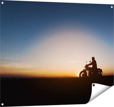 Gards Tuinposter Silhouet van een Motor bij Zonsondergang - 100x80 cm - Tuindoek - Tuindecoratie - Wanddecoratie buiten - Tuinschilderij