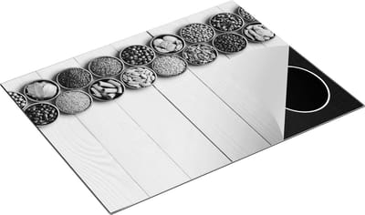 Chefcare Inductie Beschermer Kruidenbakjes op een Houten Tafel - Zwart Wit - 77x59 cm - Afdekplaat Inductie - Kookplaat Beschermer - Inductie Mat