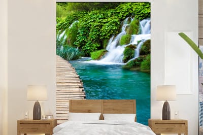 Behang - Fotobehang Brug - Water - Planten - Waterval - Groen - Breedte 160 cm x hoogte 240 cm