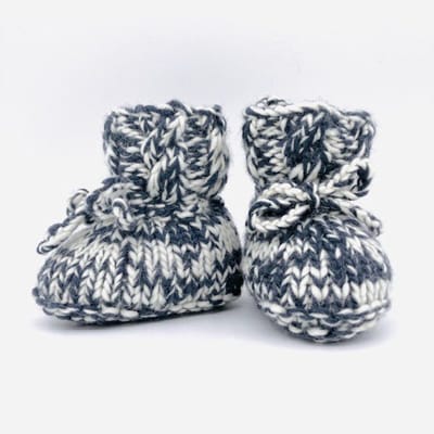 Luna-Leena duurzame babysokjes 0-6 maanden - grijs gemêleerd - 100% merino wol - in verpakking - hand gebreid in Nepal - geboorte - zwangerschap - babyshower - kraamcadeau - sokjes - slofjes - baby booties socks