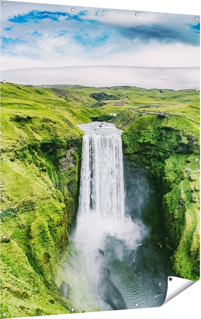 Gards Tuinposter Waterval in het Groene Landschap - 120x160 cm - Tuindoek - Tuindecoratie - Wanddecoratie buiten - Tuinschilderij