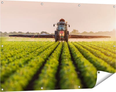 Gards Tuinposter Rode Tractor op het Veld aan het Sproeien - 120x80 cm - Tuindoek - Tuindecoratie - Wanddecoratie buiten - Tuinschilderij