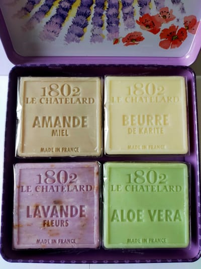 Metalen vierkant zeep blik Vue Provence met 4 zachte palmolievrije zepen amandel honing-lavendel-aloe vera-sheaboter- Vintage voorraadblik - Franse handzeep - Marseille zeep Marseillezeep