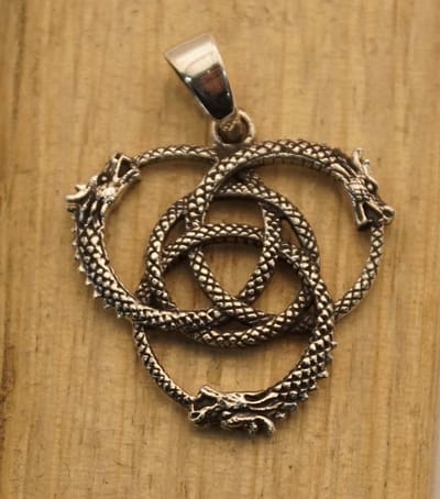 Sterling zilveren hanger 3 draken in elkaar gedraaid - draken hangertje van 925 zilver - dragon pendant silver - bedel voor aan ketting van 3 draken - eeuwige knoop draken hanger van sterling zilver - pendants dragon sterling silver
