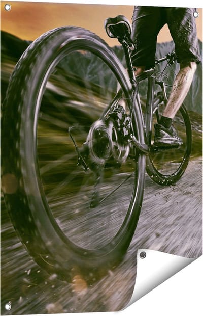 Gards Tuinposter Moutainbike Fietser in de Bergen - 60x80 cm - Tuindoek - Tuindecoratie - Wanddecoratie buiten - Tuinschilderij