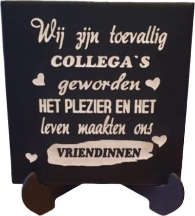 Keramiek spreuken tegel - wij zijn toevallig collega`s - incl houten stander