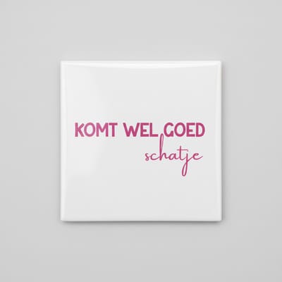 Bemoedigende Nederlandse Quote Keramische Tegel – “Komt Wel Goed Schatje” Lieve Minimalistische Wanddecoratie – 15 × 15 cm
