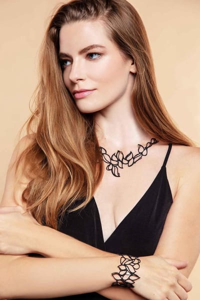 Batucada - Shiny Drops - Collier van Plantaardige Oorsprong en Hypoallergeen - Vrouwen Ketting met Glanzende Druppels - Antiallergisch Halsketting - Zwart - lengte 45/49 cm – effect Tattoo - ziet er uit als Rubber - Aluminium