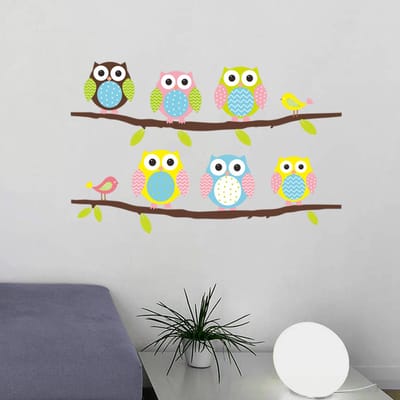 Decoratieve muurstickers met uilen en vogels op een tak.