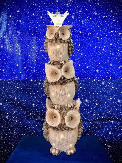 Trio uilen met kroontje grijs LED light 77 cm hoog - resin - winterfiguurtje - wintercollectie - eindejaarcollectie - decoratiefiguur - interieur - geschikt voor binnen - kerstcollectie - kerstdecoratie - kerstfiguur - cadeau- geschenk