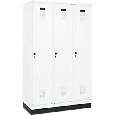 C+P Evolo Plus garderobekast, 3 vakken, 400 mm vakbreedte, met plint, rechts scharnierend, B 1200 x D 500 x H 1950 mm, draaigrendel, verkeerswit/verkeerswit