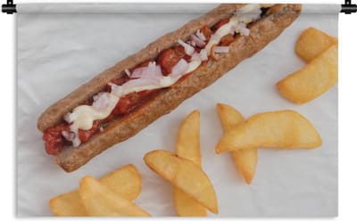 Wandkleed Frikandel - Zalige frikandel speciaal met patat op een wit bord Wandkleed katoen 90x60 cm - Wandtapijt met foto