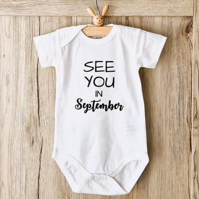 Baby Rompertje tekst coming soon 2027 2026 zwangerschap aankondiging Zwangerschapsaankondiging maand See you in September | korte mouw | wit | maat 50/56 | Cadeau voor de liefste aanstaande oma en opa mama papa oom tante | Bekendmaking zwangerschap