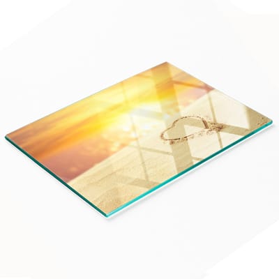 Decoratieve serveerplank van glas in de vorm van een hart op een zandbodem, 80x52 cm