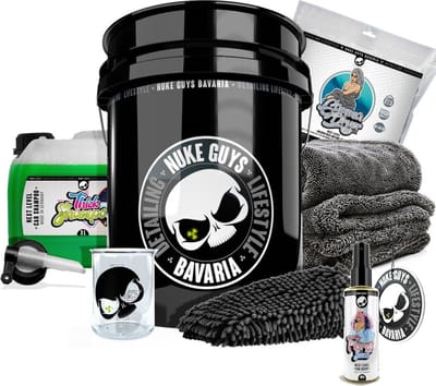 Nuke Guys voordeel set bestaande uit; 3 Ltr Thick Shampoo met uitloop kraanje Maarbeker, Droogdoek 1400 gsm 40x40 cm, Wasemmer 20 Ltr , WashMitt, 100 ml Luchtverfrisser Flores Scent, Geur Hanger