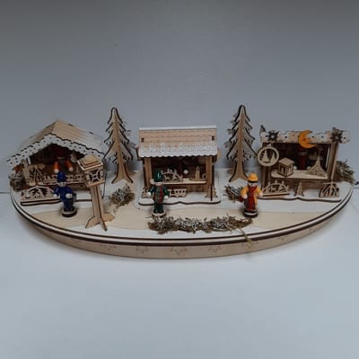 Handgemaakt houtsnijwerk tafereel kerstmarkt 45cm breed