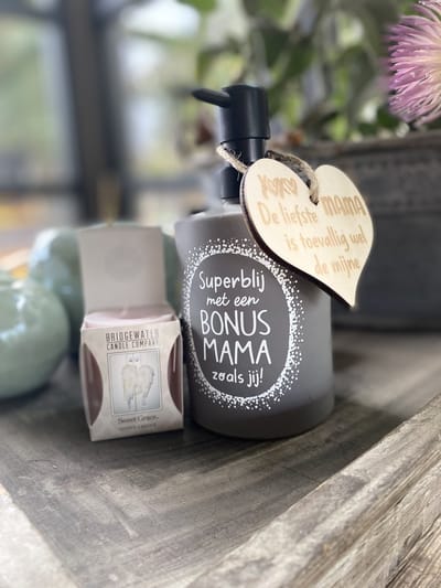 Zeeppompje superblij met een bonusmama zoals jij! inclusief houten hartje liefs en geurkaarsje bridgewater (sweet grace) - trendy grijs - moederdag - moederdag cadeautje - mama