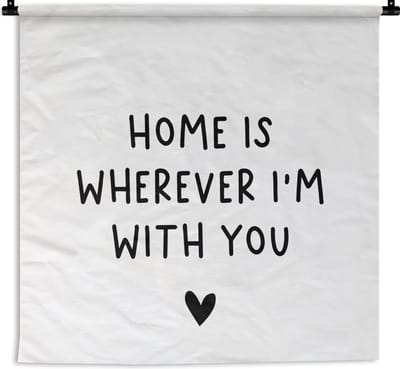 Wandkleed - Wanddoek - Engelse quote "Home is wherever i'm with you" met een hartje tegen een witte achtergrond - 90x90 cm - Wandtapijt