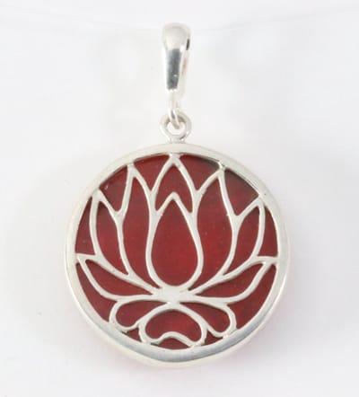 Ronde zilveren lotus bloem hanger met rode koraal steen