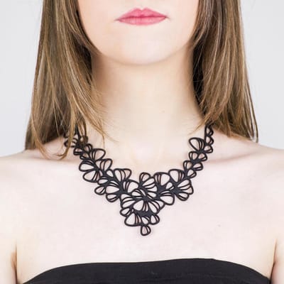 Batucada - Dahlia - Collier van Plantaardige Oorsprong en Hypoallergeen - Vrouwen Ketting met bloemblaadjes vormen - Halsketting - Antiallergisch - Zwart - lengte 40/45 cm - effect Tattoo - oogt als Rubber
