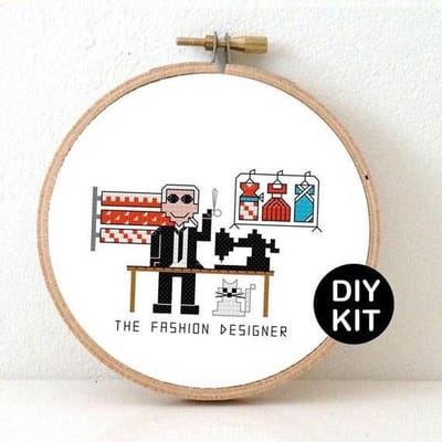 Mode ontwerper borduurpakket - kado voor mode student - borduurpakket inclusief houten borduurring, borduurstof, DMC borduurgaren en borduurnaald