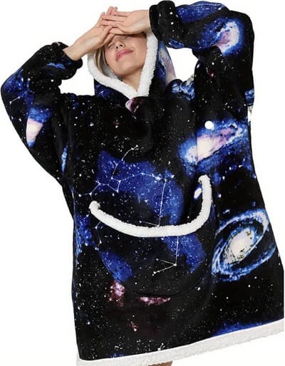 Livano Hoodie Deken Met Mouwen - Plaid - Knuffeldeken - Onesie - Fleece Blanket - Dames - Heren - Kinderen - Extra Zacht & Warm - Universum