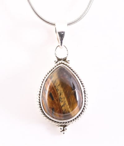 Bewerkte zilveren hanger met tijgeroog aan ketting