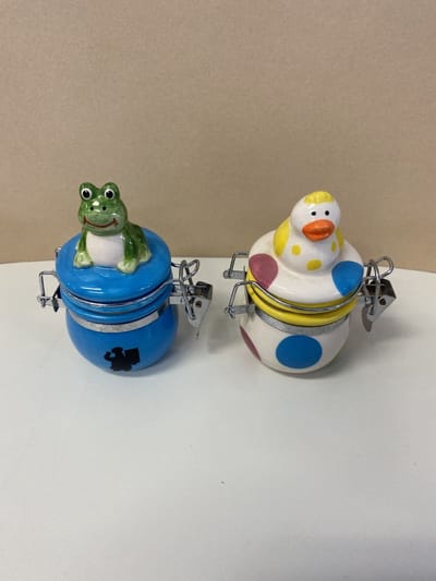Decoratieve voorraad potjes van keramiek - Set van 2 stuks - meerkleurig + eend& kikker - hoogte 10 x 7.5 x dia 4 cm - Decoratief
