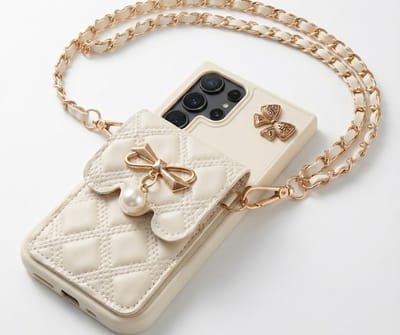 Crèmekleurig telefoon hoesje dames met quilt patroon, goudkleurige strik details en parel hanger, inclusief schouder ketting – geschikt voor Samsung S25 Ultra – luxe backcover met opbergvak