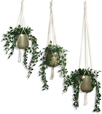 Voordeelset van 3 Plantenhangers - 80, 100 en 120 cm - Kies kleur - Kleur: Linnen - Katoenkoord - Geschikt voor Pot met Diameter t/m 20 cm - Handgemaakt in ons Macramé Atelier - 3 Stuks - Let op: Exclusief Pot - Inclusief Verzendkosten
