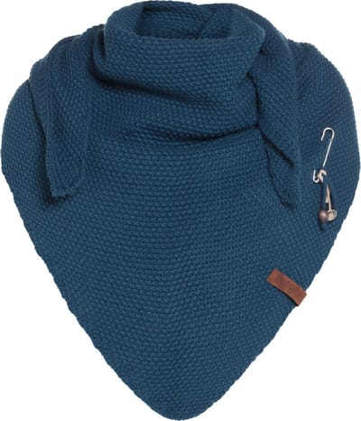 Knit Factory Coco Gebreide Omslagdoek - Driehoek Sjaal Dames - Dames sjaal - Wintersjaal - Stola - Wollen sjaal - Donkerblauwe sjaal - Petrol - 190x85 cm - Inclusief sierspeld