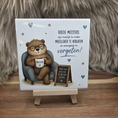 Wenstegeltje "Goede meesters zijn moeilijk te vinden Moeilijker te verlaten en onmogelijk te vergeten" – Woondecoratie – Spreuktegel – Trendy nu – Afscheid school, Meester – Decoratie – Zomaar – Decoratief Tegeltje met Standaard – Cadeau Idee
