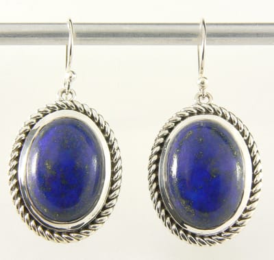 Bewerkte zilveren oorbellen met grote lapis lazuli stenen