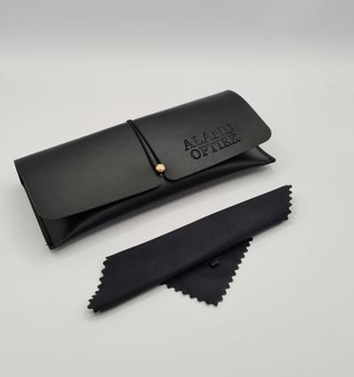 Brillenkoker van kunstleer van hoge kwaliteit / zwarte brillendoos met doekje/ brillenkoker en microvezeldoekje/ geweldig cadeau / merveilleux cadeau / boîte / Aland optiek / hard case 01z / brillenkoker hard lus / brillenetui