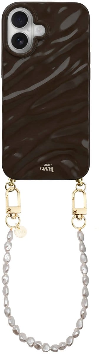 xoxo Wildhearts Glaze Cord Case Bruin - Geschikt voor iPhone 17 - Pearlfection - Kort koord - Glimmend siliconen telefoonhoesje met plooien - Dream hoesje met koord - Parelketting - Telefoonkoord