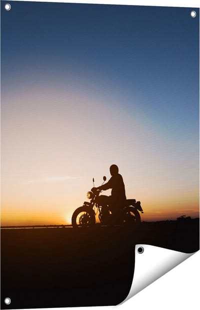 Gards Tuinposter Silhouet van een Motor bij Zonsondergang - 60x80 cm - Tuindoek - Tuindecoratie - Wanddecoratie buiten - Tuinschilderij