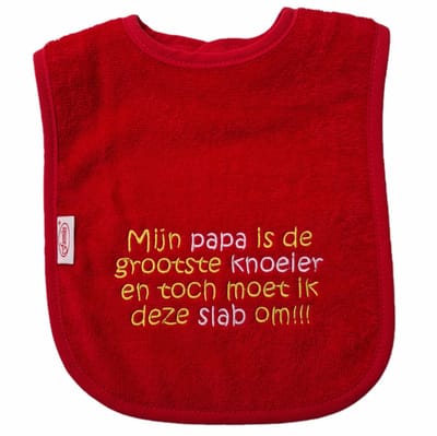 Rode slab met "Mijn papa is de grootste knoeier en toch moet ik deze slab om" - vaderdag, pappa, vader, knoeien, knoeiertje, eten, kraamcadeautje, cadeautje
