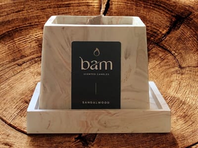 BAM Sandalwood Geurkaars met Houten Wiek – Bruin-Oranje Gemarmerd Vierkant Potje – Vegan Geurkaars van Natuurlijke Zonnebloemwas – 30 Branduren – Sandelhout