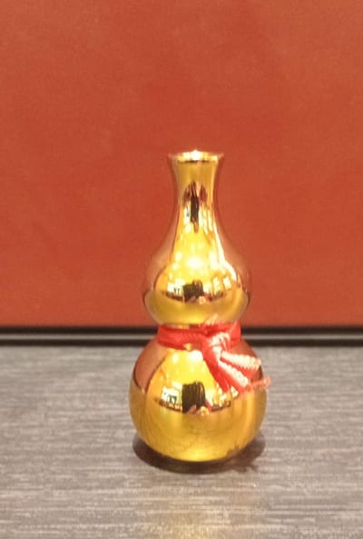 Beeld koperen Wu Luo met rode draad 6x3 cm