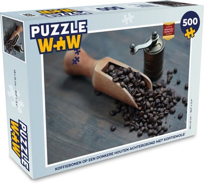 Puzzel Koffiebonen op een donkere houten achtergrond met koffiemolen - Legpuzzel - Puzzel 500 stukjes
