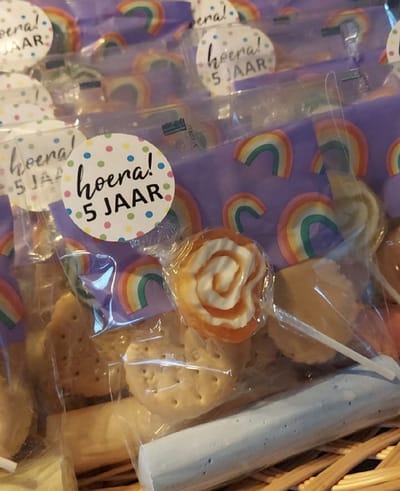 30 Kruisbodemzakjes / Traktatie zakjes / Blokbodemzakken + 30 Hoera Leeftijd stickers - 1 t/m 10 jaar - Wit - Neon stip | School traktaties - Cellofaan zakjes - Transparant - Snoep | Peuterspeelzaal - Kinderopvang - Basisschool | DH collection