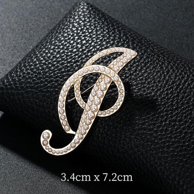 Trendy Dames Heren 26 Letters Parel Metaal Broches Badges Eenvoudige Creatieve Badges Unisex Pak Kantoor Gesp Accessoires Broche Pin