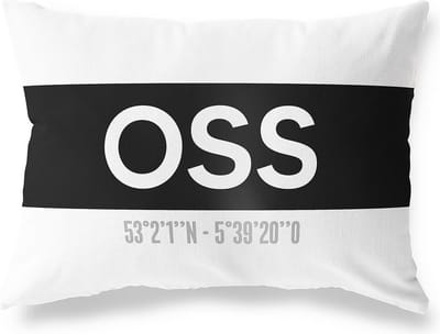 Tuinkussen OSS - NOORD-BRABANT met coördinaten - Buitenkussen - Bootkussen - Weerbestendig - Jouw Plaats - Studio216 - Modern - Zwart-Wit - 50x30cm